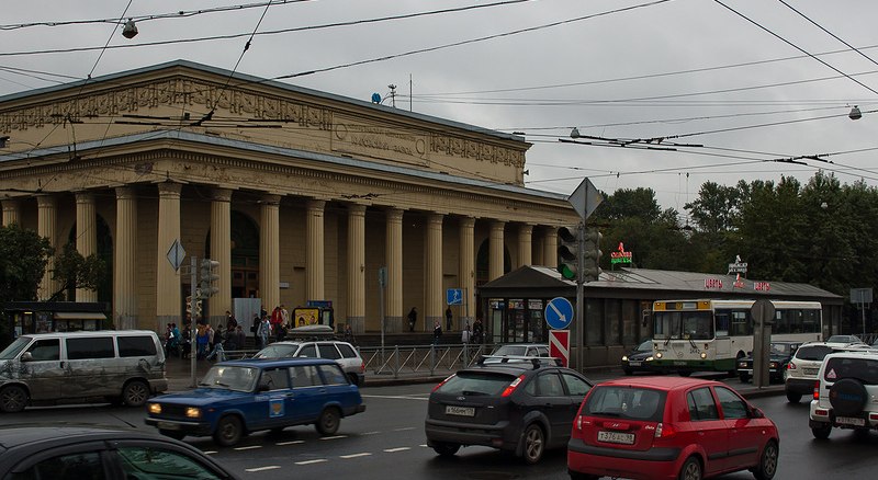 Электрик у метро «Кировский завод»